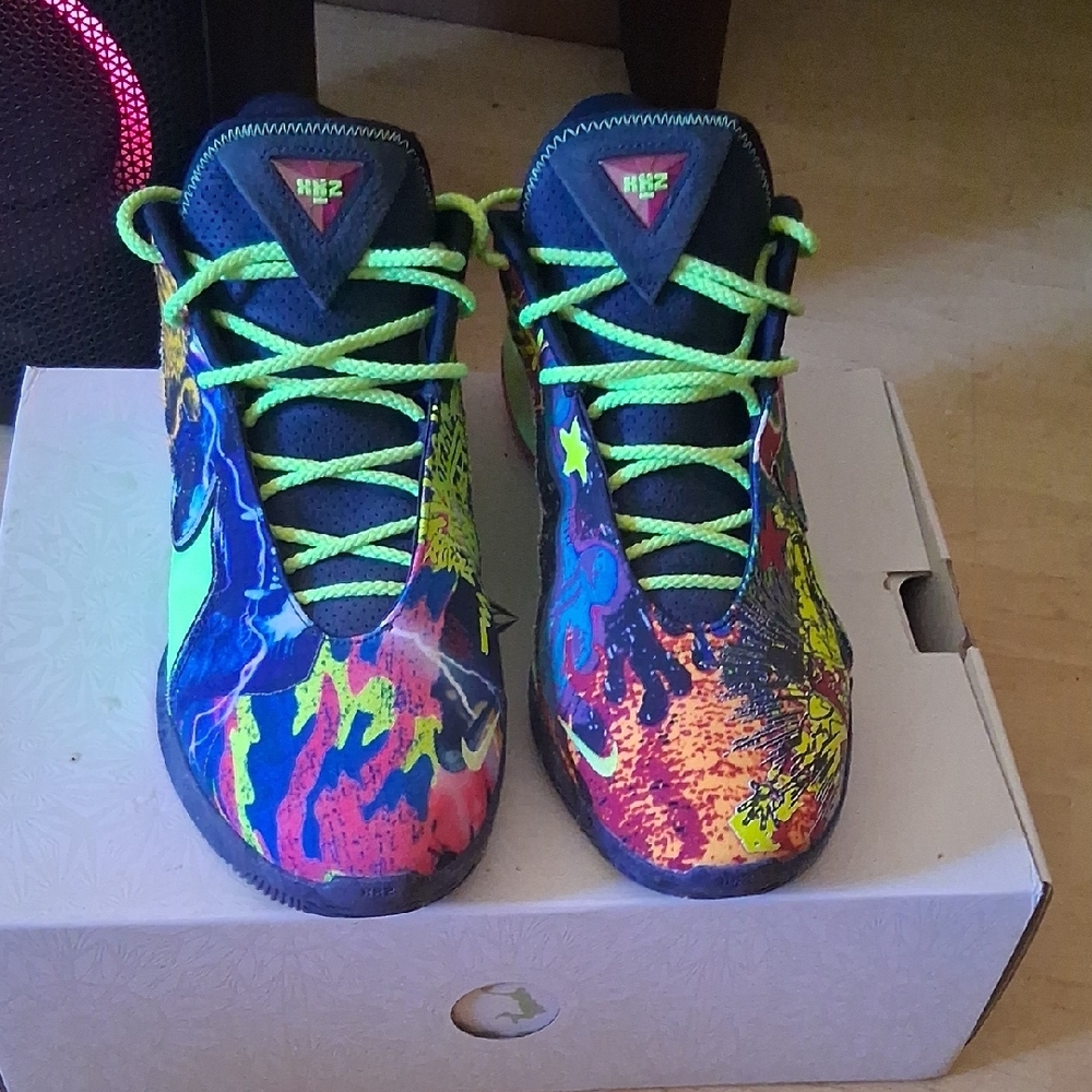 Vibrant Multicolor Lebron Bryce World - Picture 2 of 4